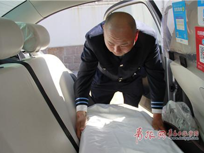 青島出租車(chē)開(kāi)始大換裝 車(chē)座套不怕沾水！